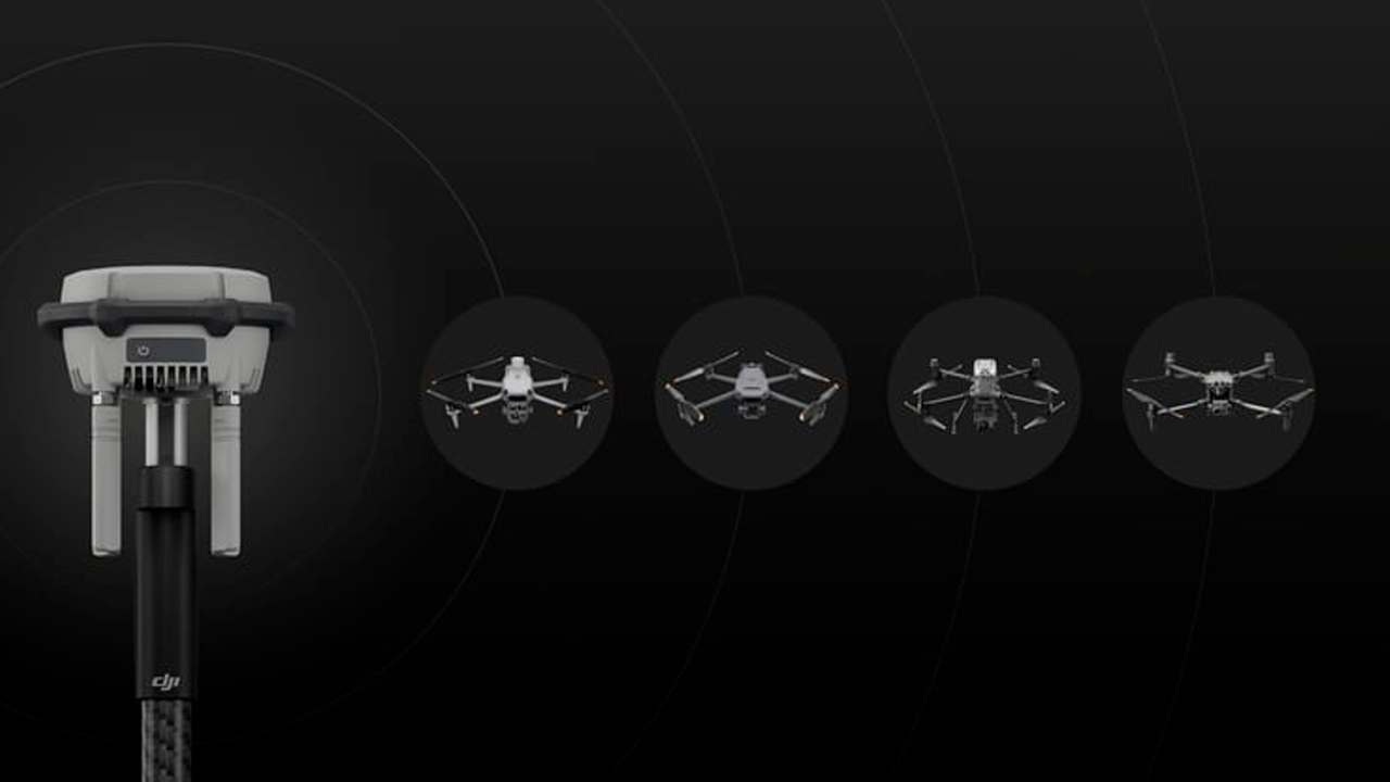 DJI D-RTK 3 базовая станция на штативе слева и четыре совместимых дрона DJI справа, показывающие экосистему совместимых устройств на черном фоне с концентрическими кругами